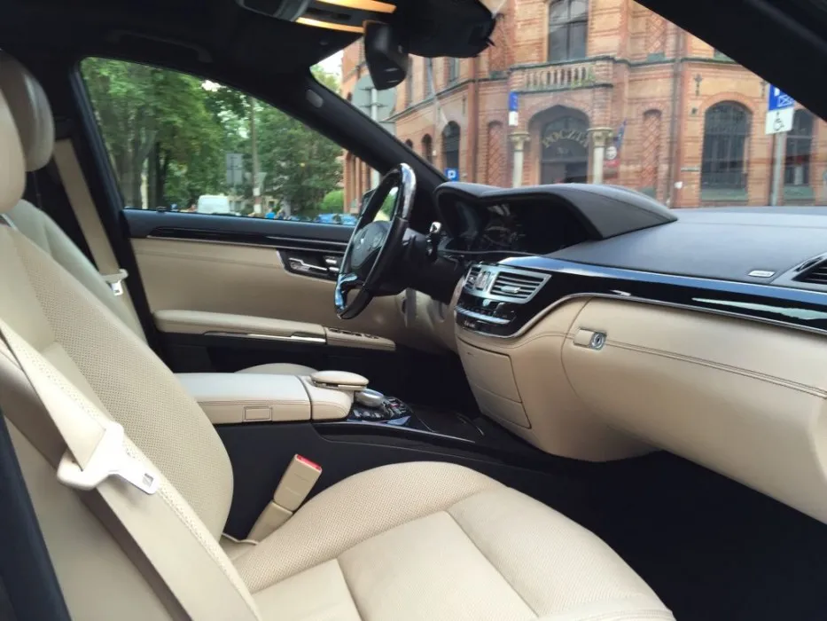 wnętrze luksusowego samochodu do ślubu