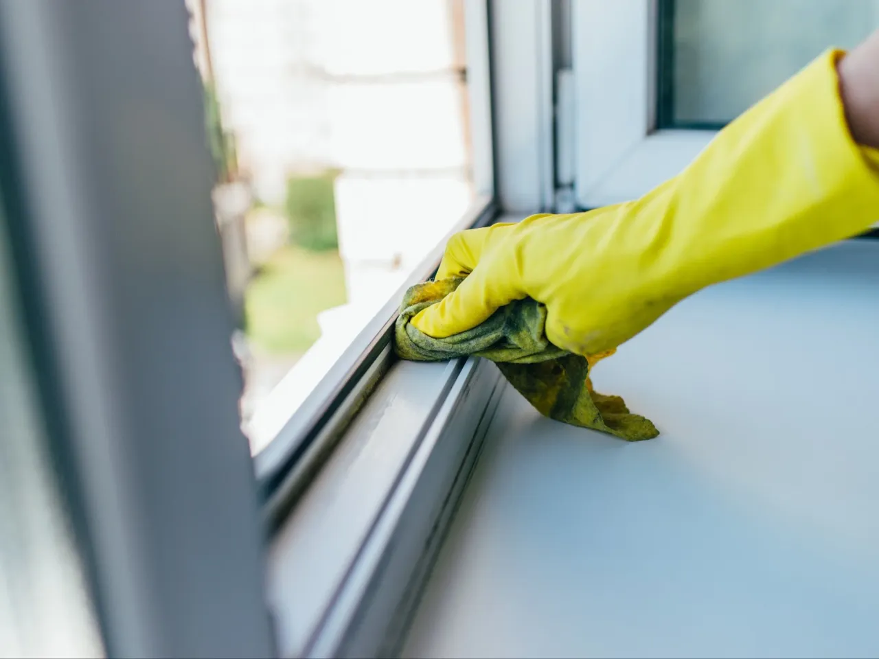 Żółknące białe ramy okienne PCV od słońca i smogu