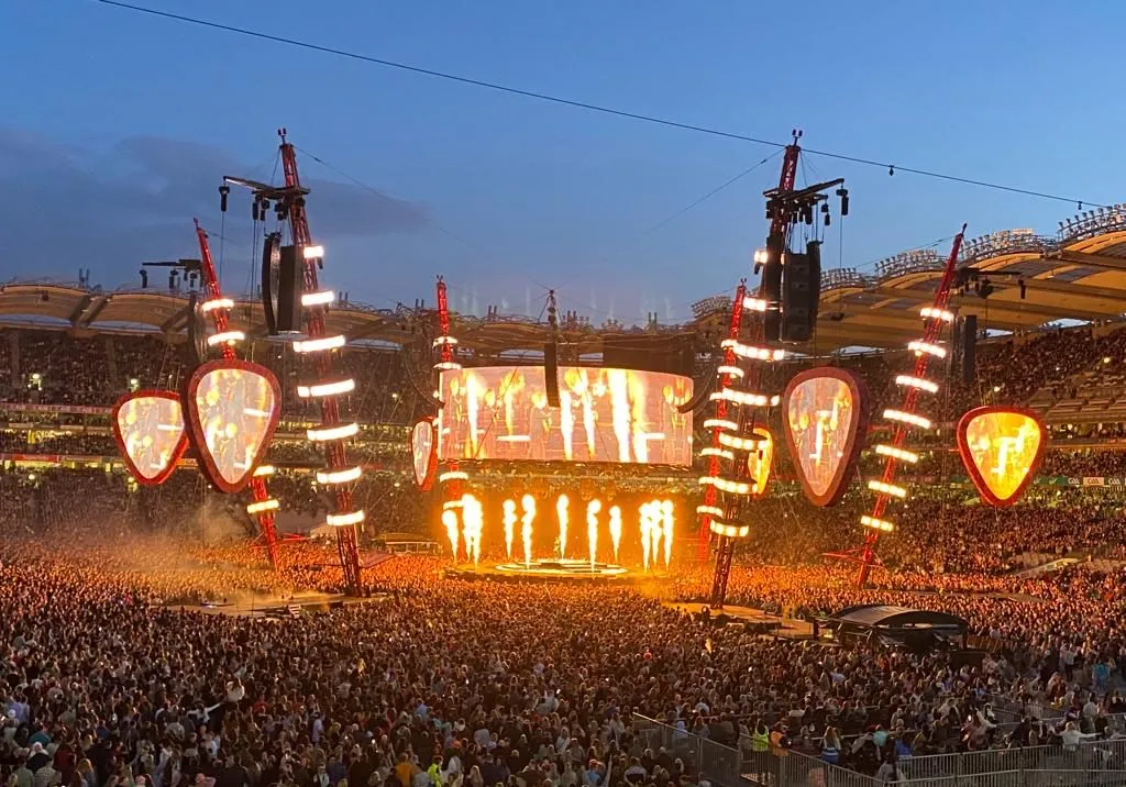 Ed Sheeran na scenie Mathematics Tour