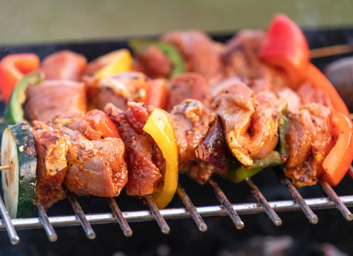 różne rodzaje mięsa na szaszłyki
