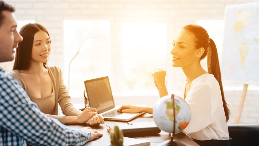 rodzina planująca wakacje first minute