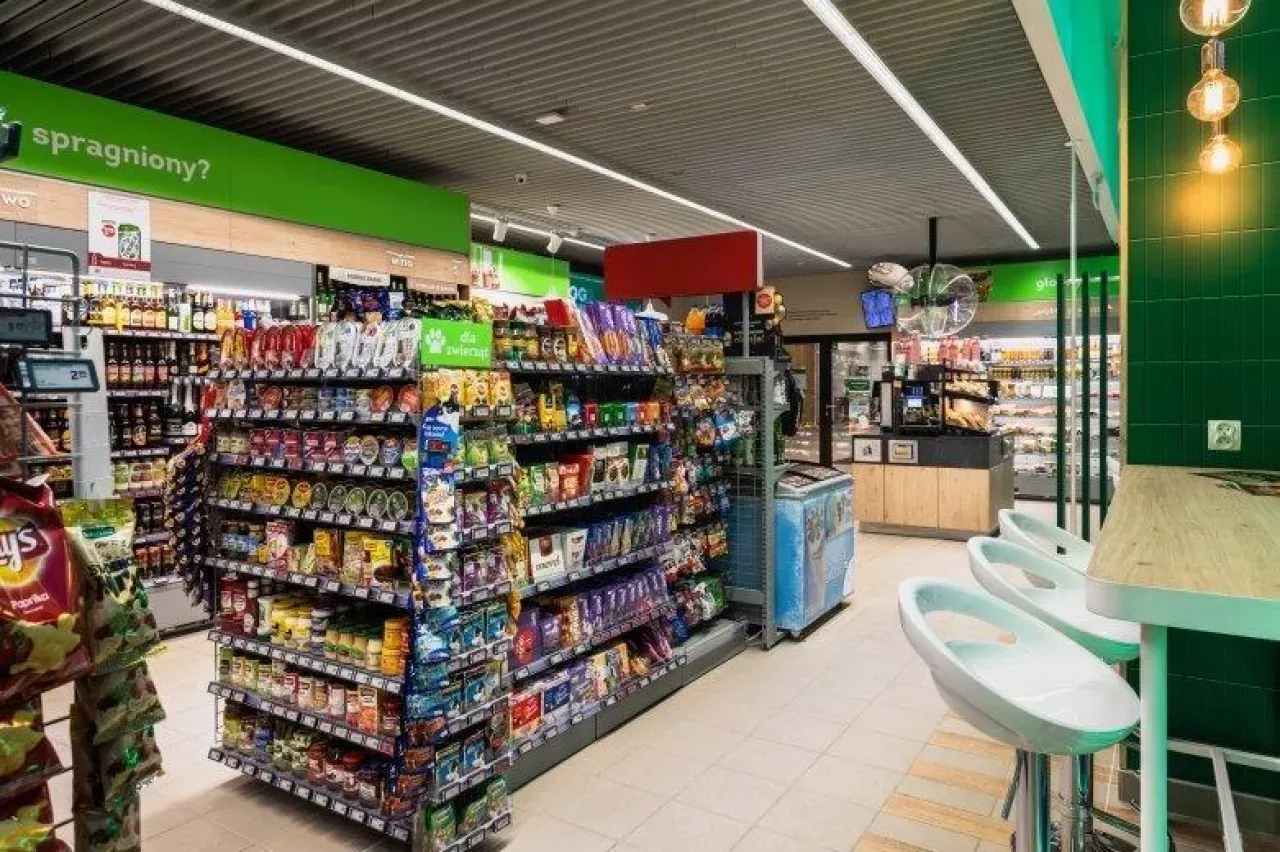 wnętrze sklepu Żabka, wyposażenie sklepu Żabka