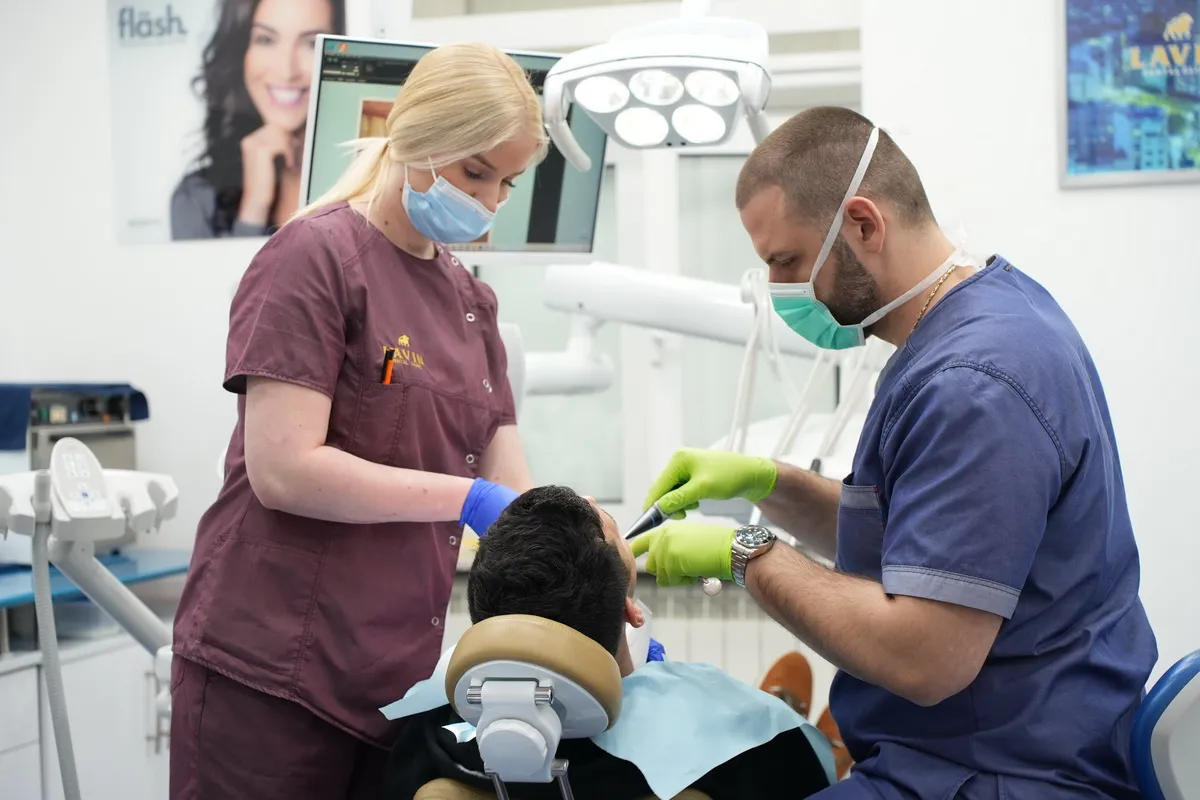 Dentysta przeprowadza wywiad z pacjentem