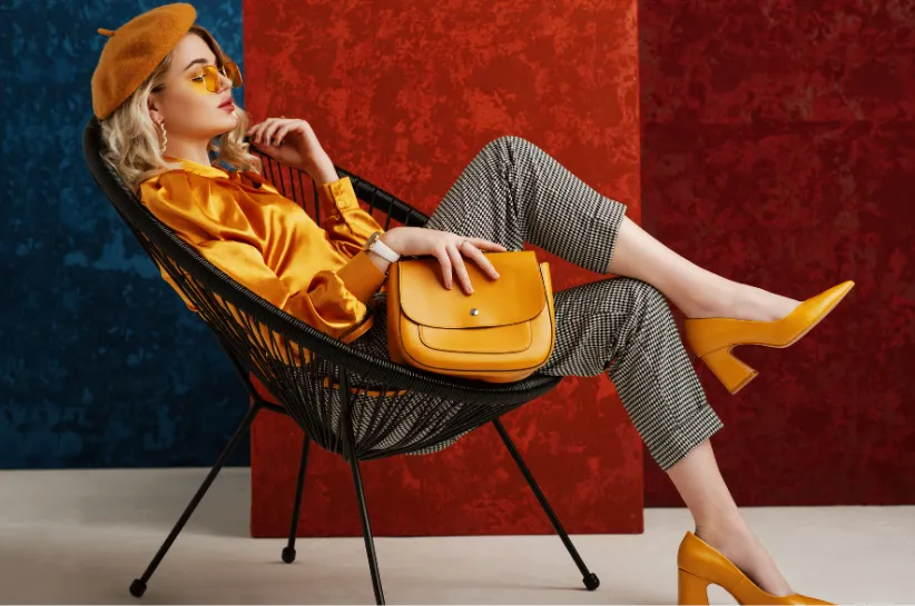 spodnie w pepitkę i kolorowe bluzki