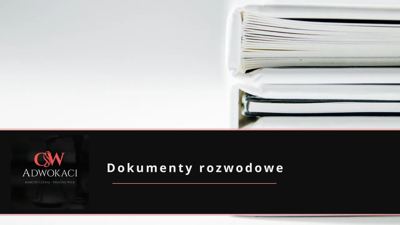analiza pozwu rozwodowego, kobieta czyta dokumenty prawne, dokumenty sądowe