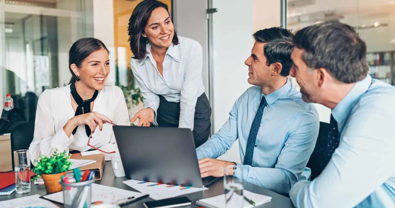 Zesp&oacute;ł omawia projekt, okazując sobie wsparcie. To świetne zachowania empatyczne przykłady.