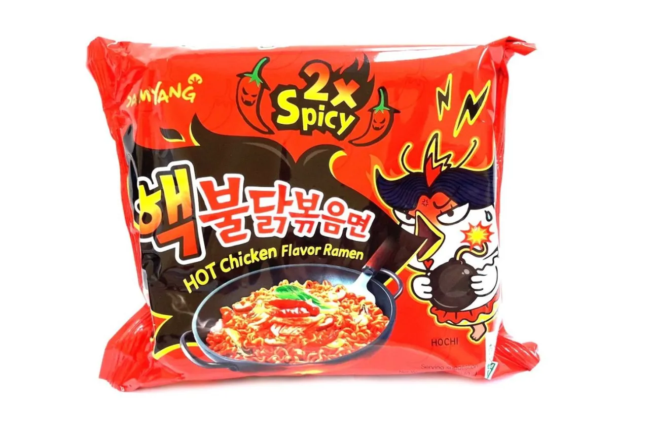 surowy makaron z zupki chińskiej w opakowaniu