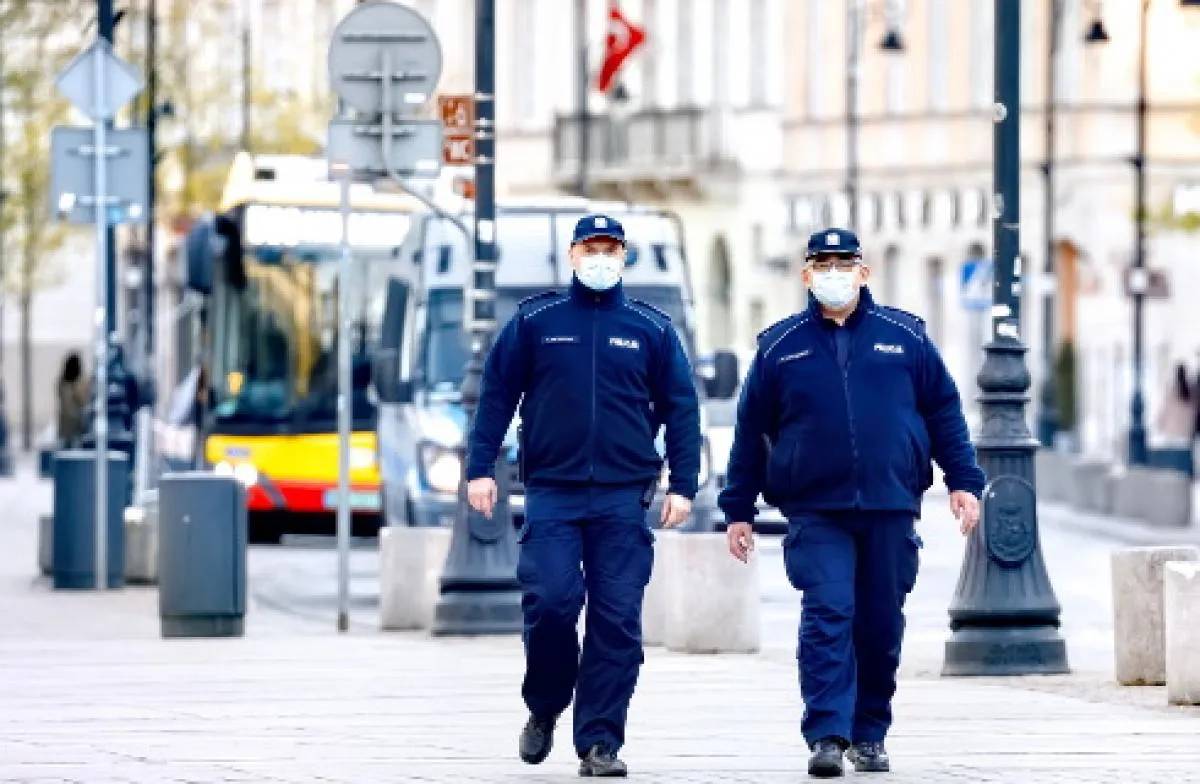 Policjant przyjmujący zgłoszenie
