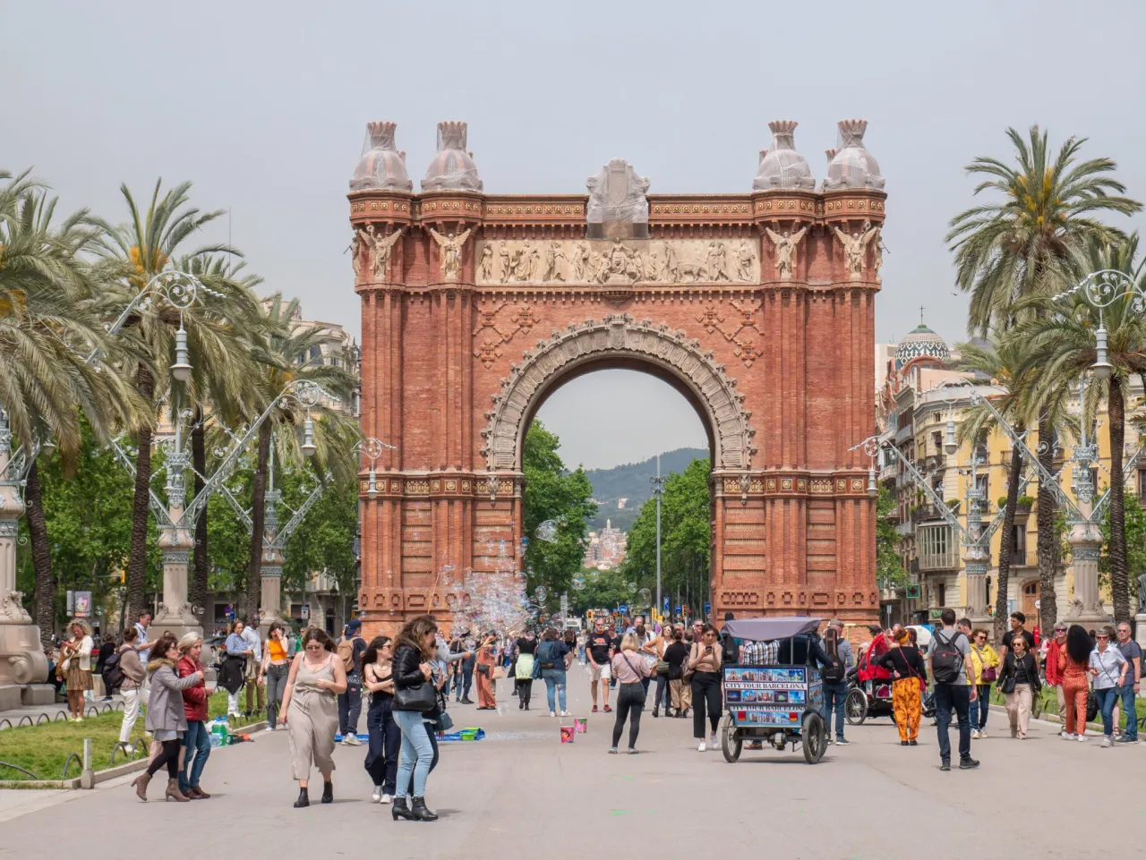 Urokliwy plac w dzielnicy Gr&agrave;cia w Barcelonie