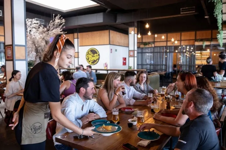 Gente tapeando terrazas Teatinos M&aacute;laga