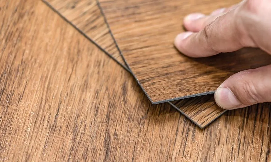 zbliżenie na strukturę paneli laminowanych i winylowych obok siebie