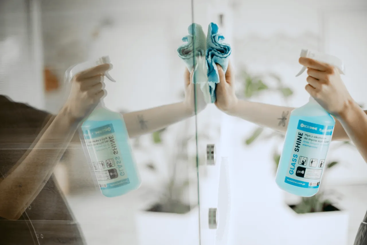 Mycie okien ściągaczką krok po kroku