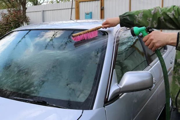 mycie samochodu na posesji dylemat