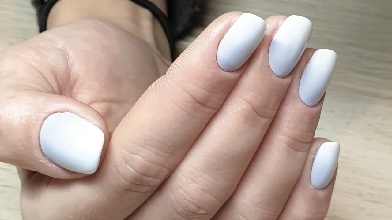 Zdjęcie Zdobądź Białe Paznokcie Hybrydowe: Inspiracje i Wzorki na Twoje Idealne Manicure