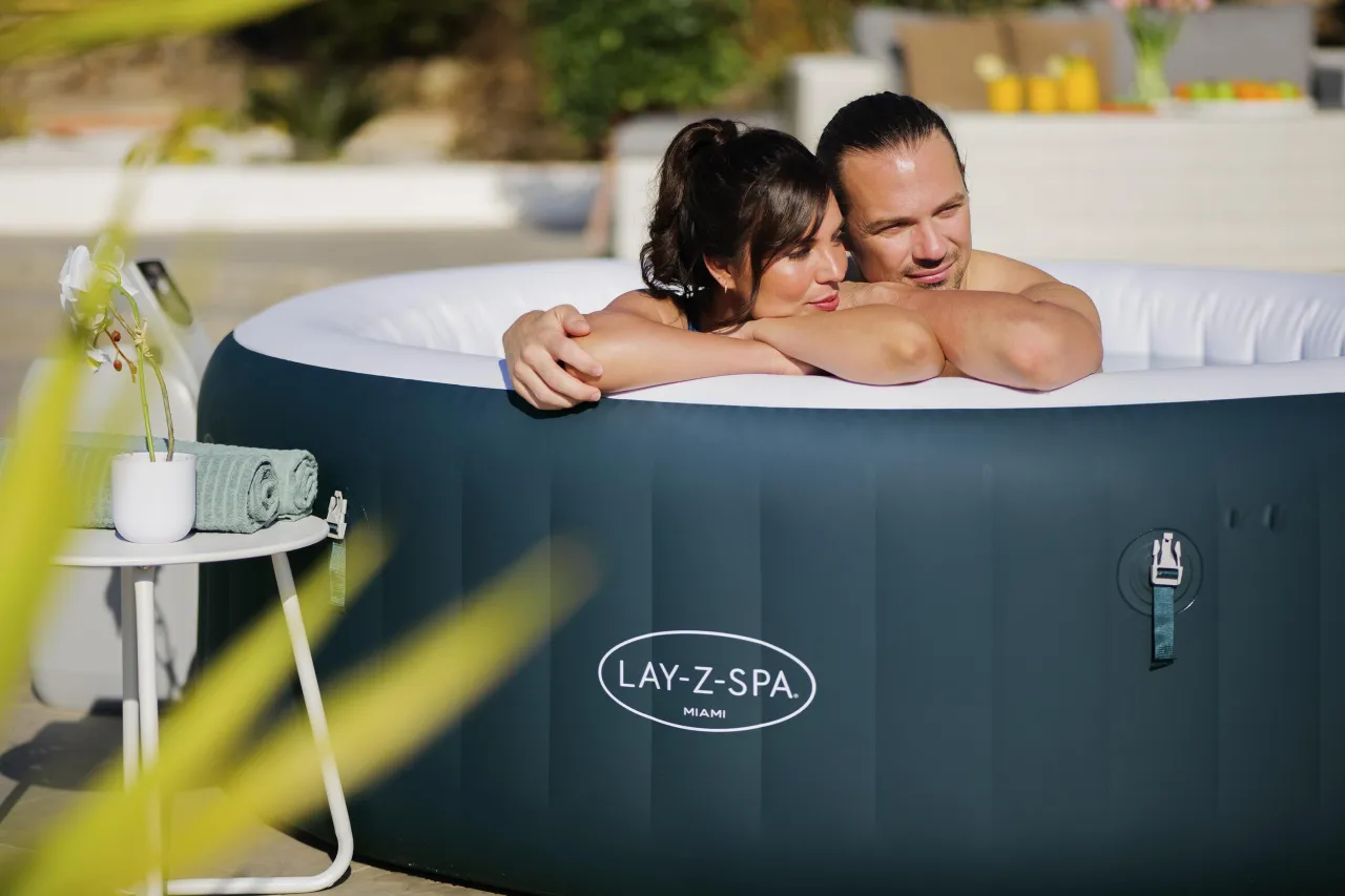Por&oacute;wnanie jacuzzi dmuchanych Lay-Z-Spa Intex