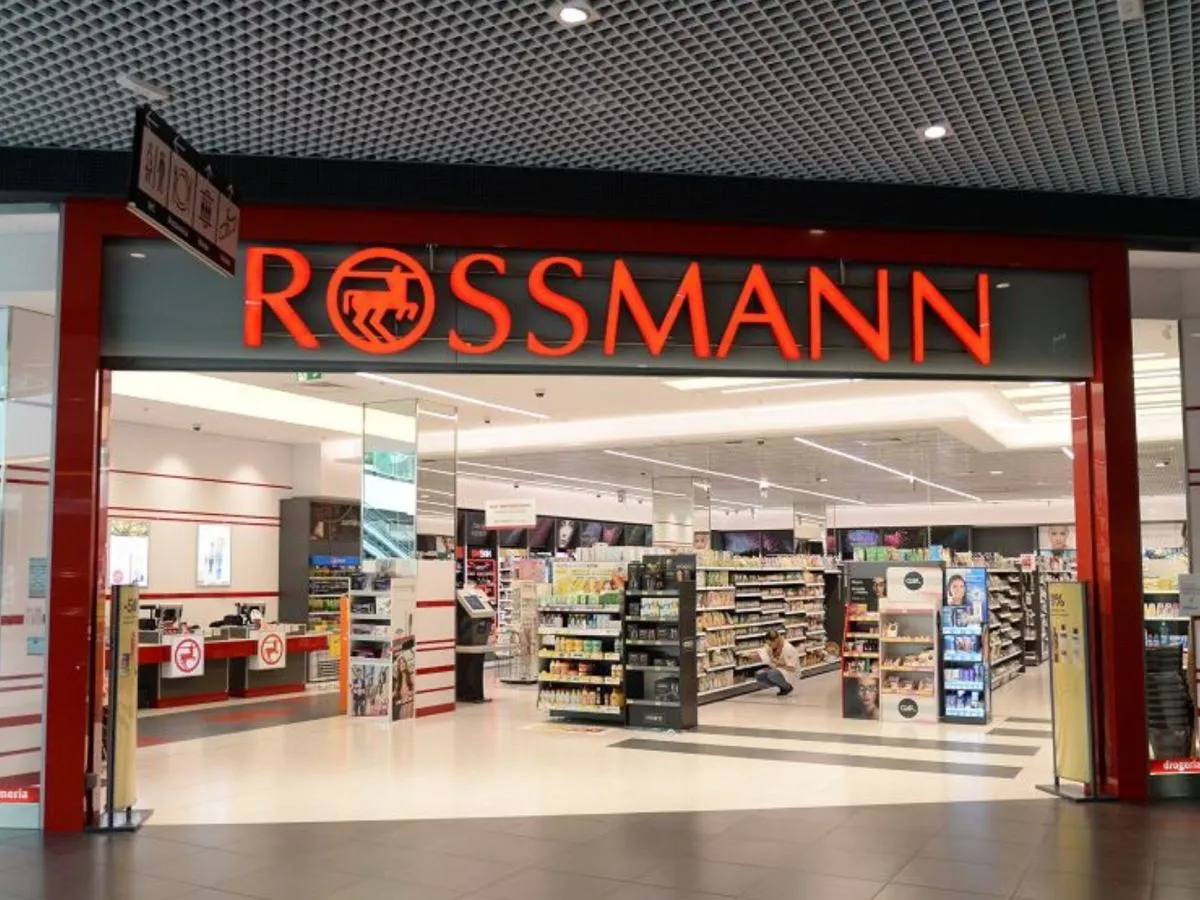 Drogeria Rossmann, gdzie kupić wodę toaletową Basia. Wnętrze sklepu z p&oacute;łkami pełnymi kosmetyk&oacute;w.