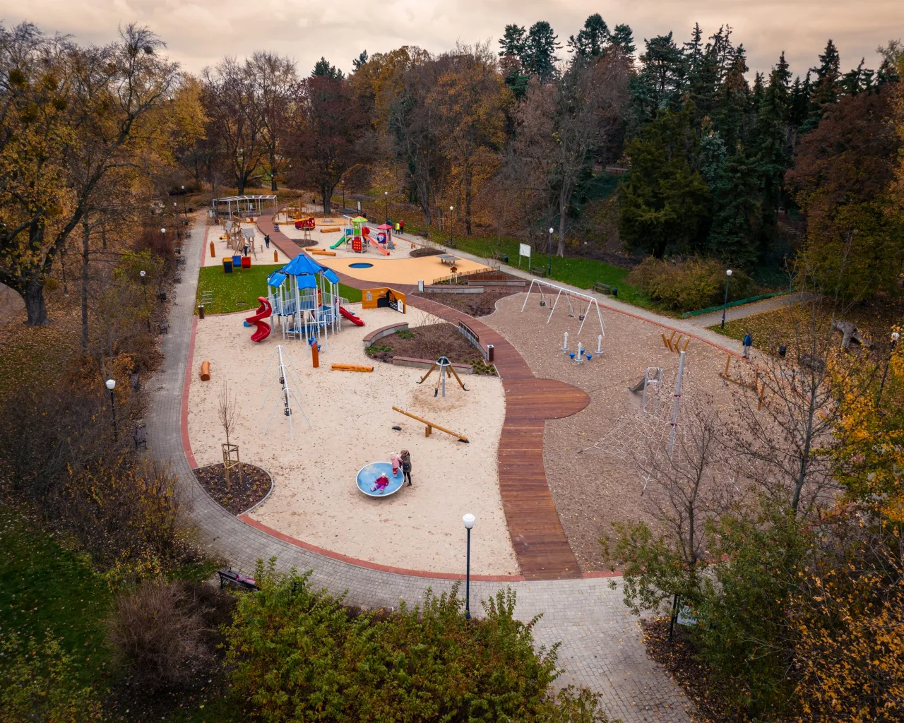 Plac zabaw Park Żeromskiego motyw literacki kredki cytaty