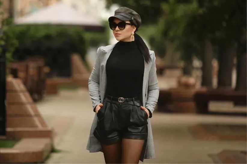 Stylizacje spodenki eko sk&oacute;ra z r&oacute;żnymi bluzkami