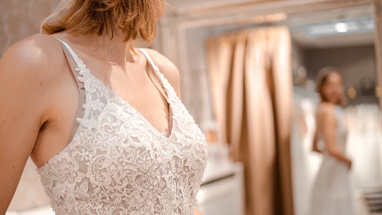 przygotowanie do przymiarki sukni ślubnej