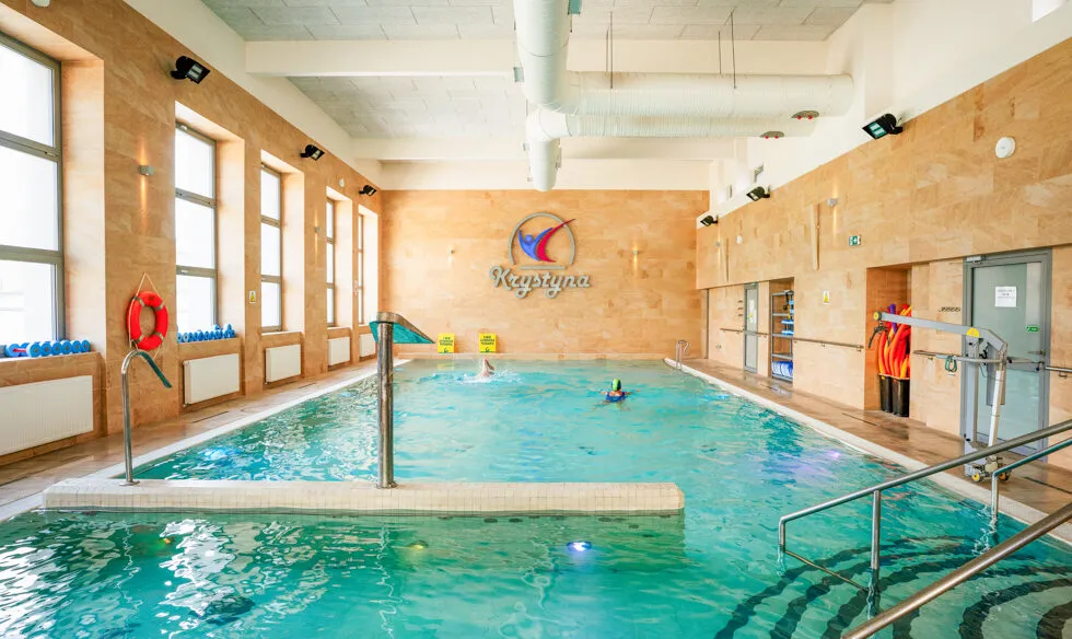 sanatorium busko zdrój jesień zima, puste baseny sanatoryjne