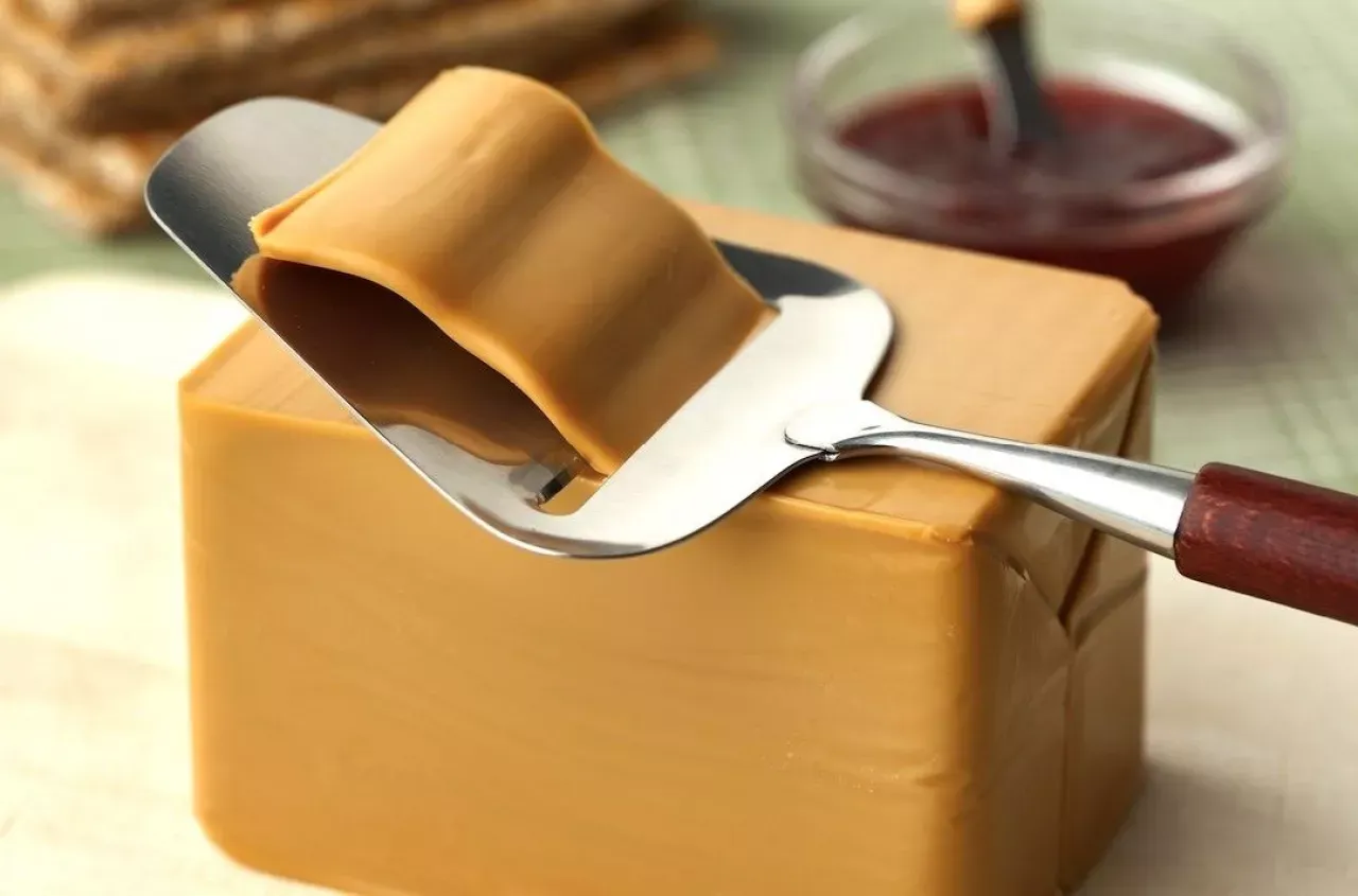 norweski ser brunost i krajalnica ostehøvel