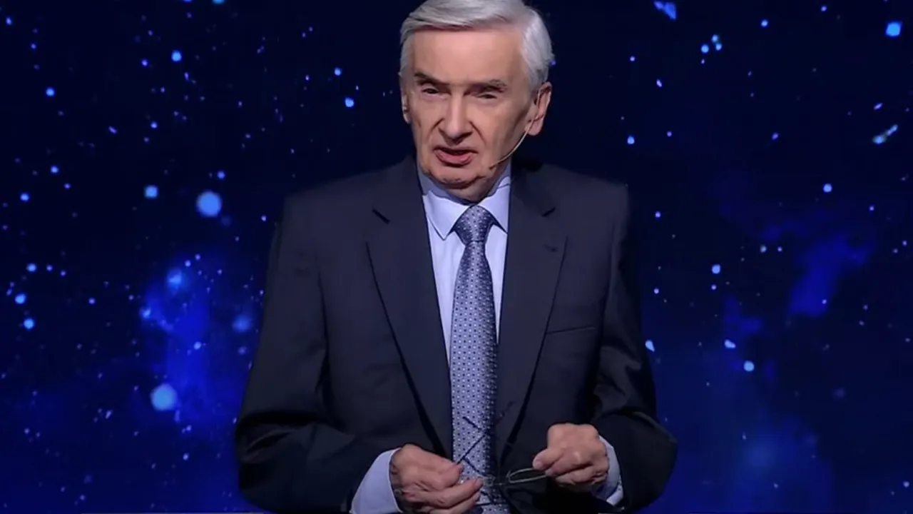 Stars twinkle behind a man in a suit, holding glasses. Czy to jeden z dziesięciu o kt&oacute;rej godzinie?