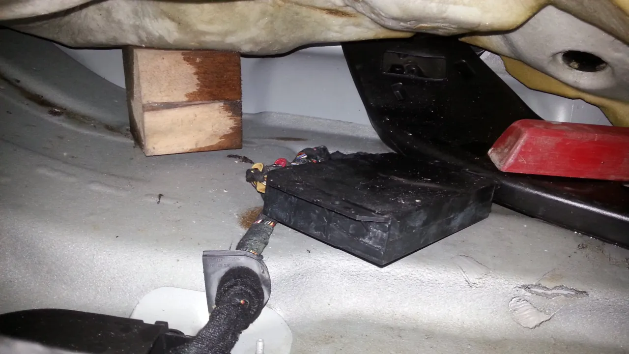 Audi A4 B5 moduł komfortu zalany korozja