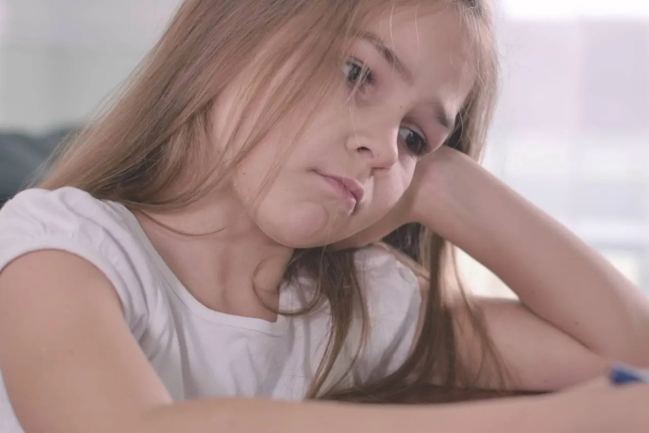 dziecko zamyślone, smutne, wsparcie rodzica