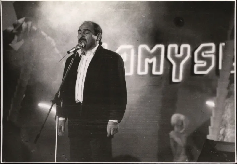 Andrzej Zaucha śpiewa na scenie Opole 1987