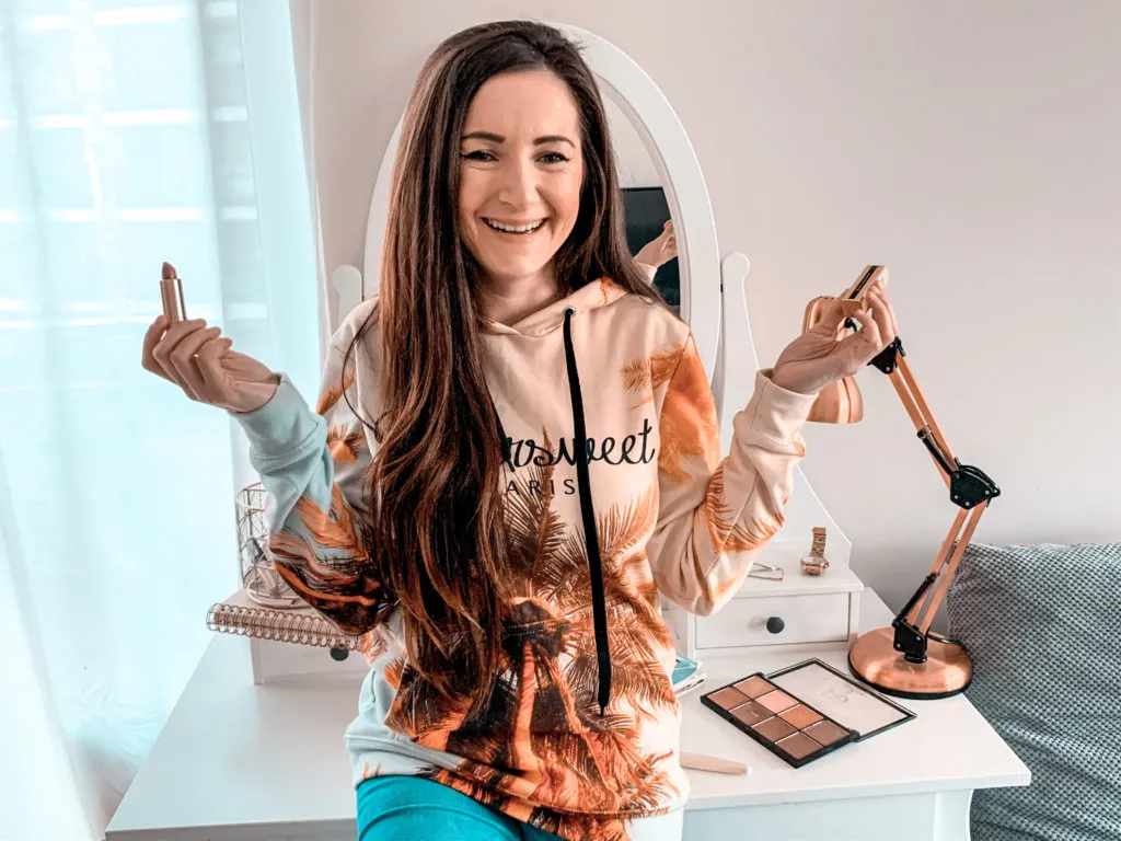 dziewczyna w męskiej bluzie oversize uśmiechnięta