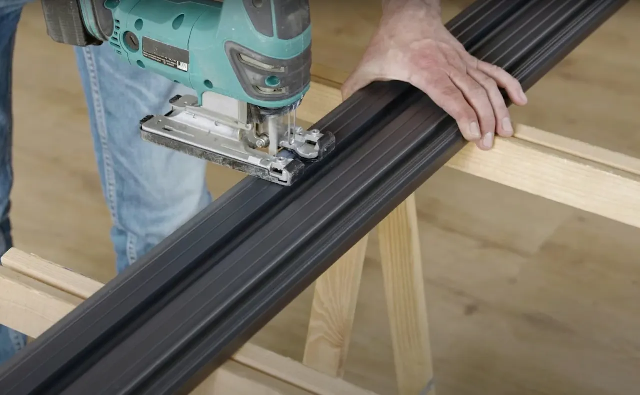 Cięcie ciemnych lameli piłą włosową. Dowiedz się, jak zamontować lamele, by uzyskać idealne dopasowanie.