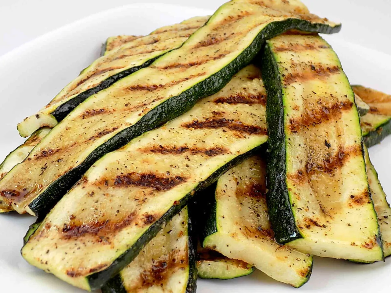Pyszny pomysł na cukinie: grillowane plastry z przyprawami, idealne na letnie danie.