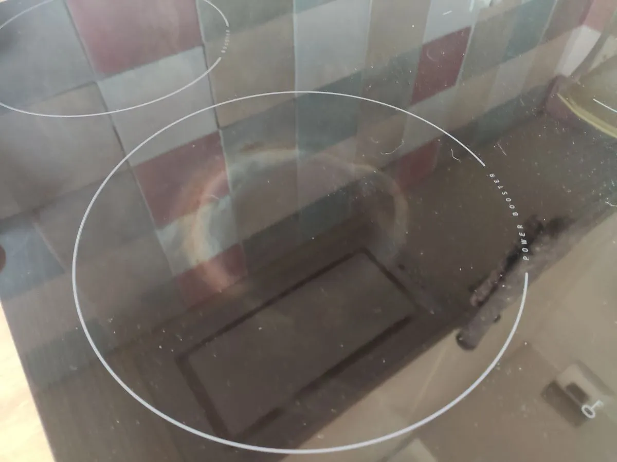 uszkodzona płyta indukcyjna przegrzana patelnia