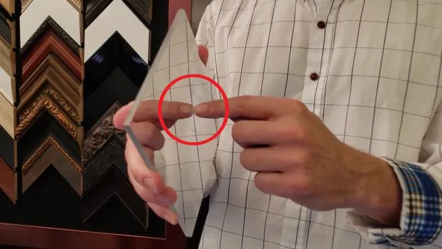 ocena głębokości rysy na lustrze test paznokcia