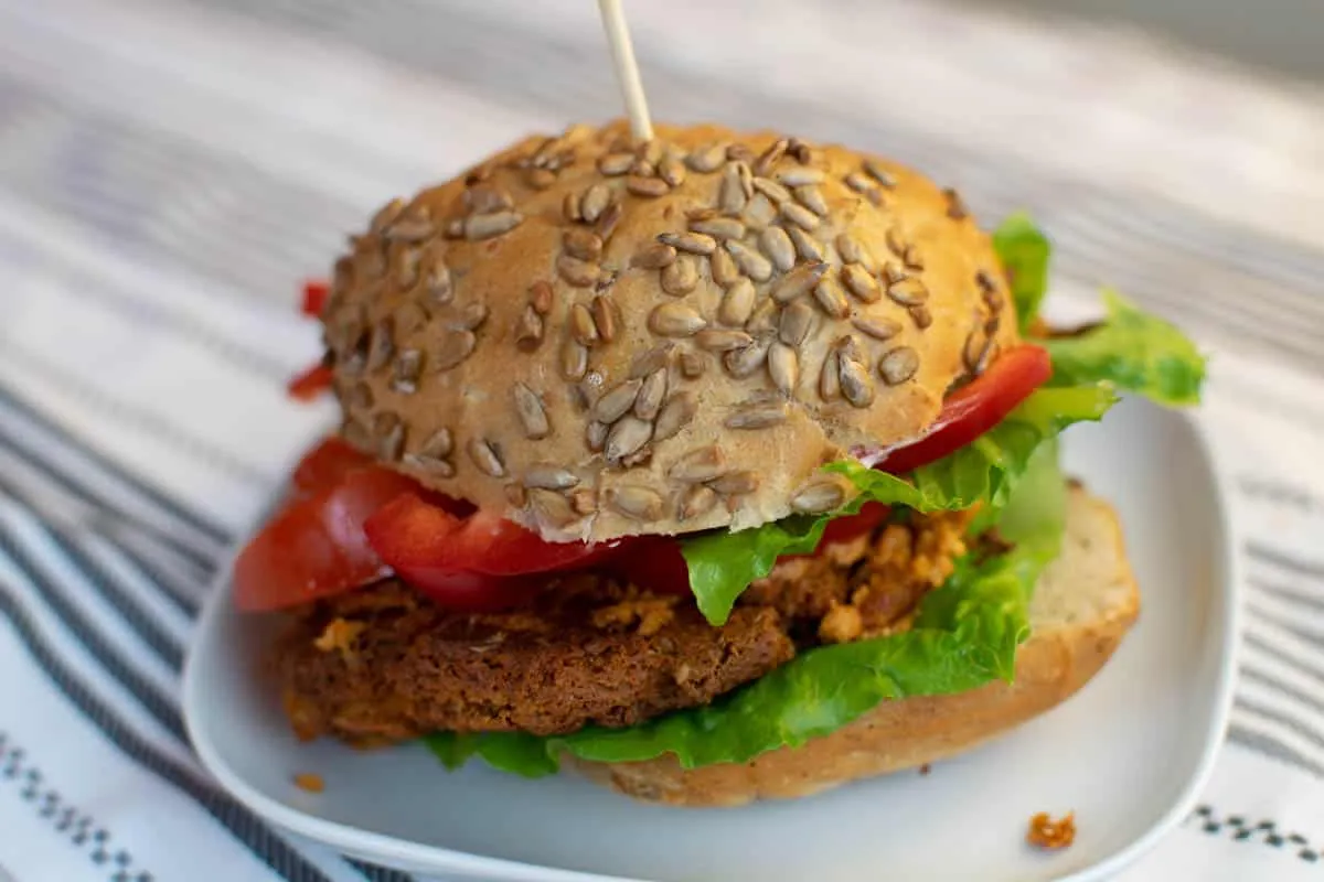 zdrowy burger wołowy sałata bułka pełnoziarnista