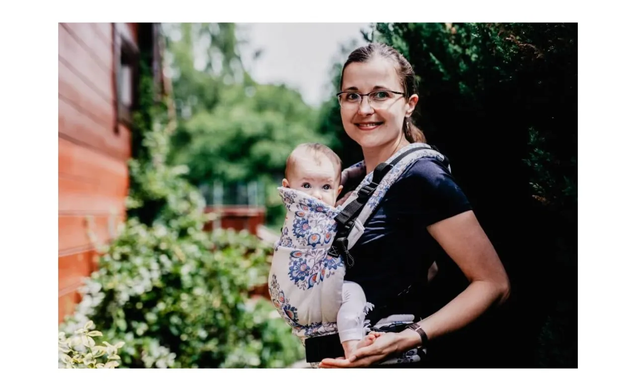 Dziecko noszone w nosidle 