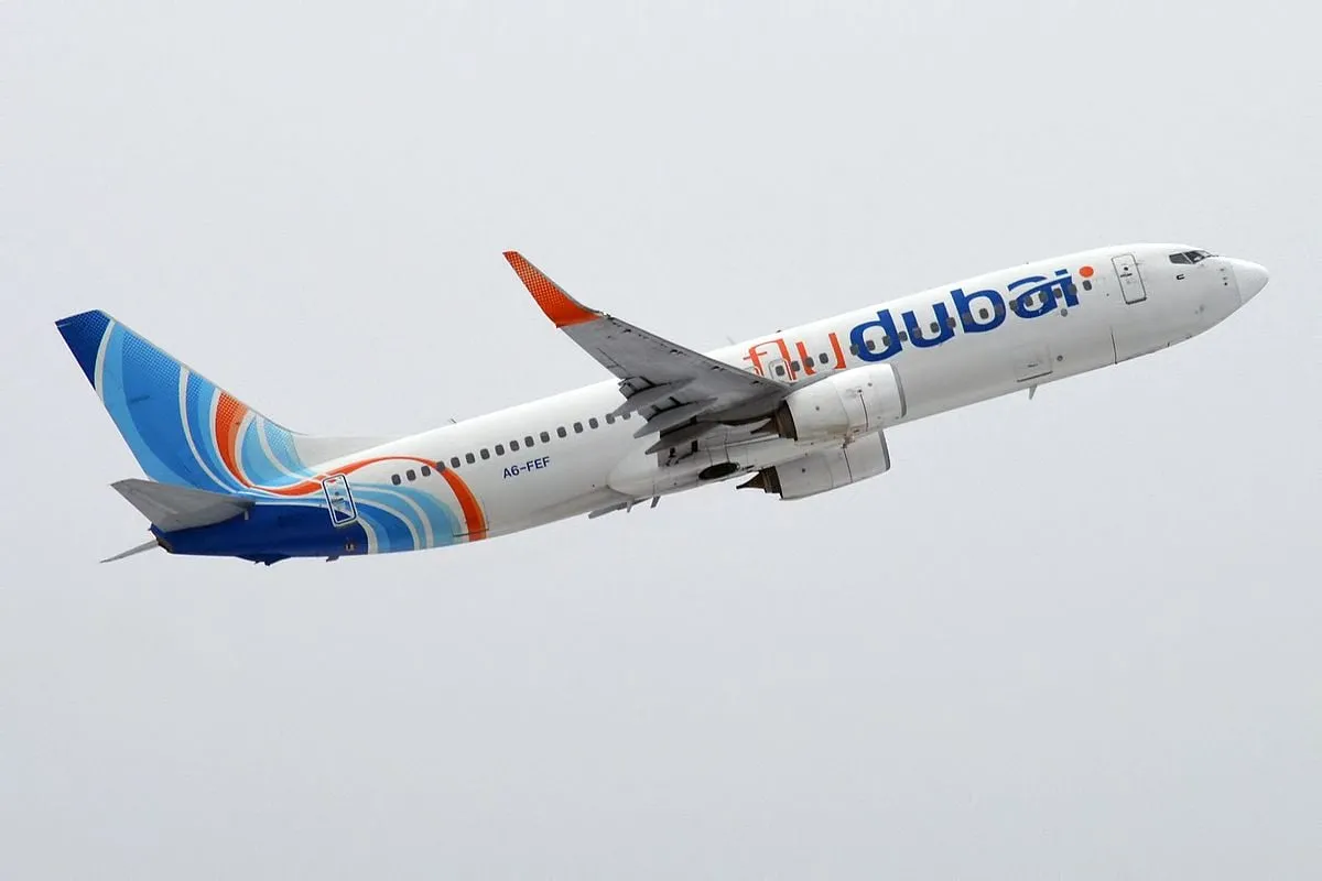 Samolot linii flydubai wznosi się w powietrze. Czas lotu do Dubaju zależy od miejsca wylotu.