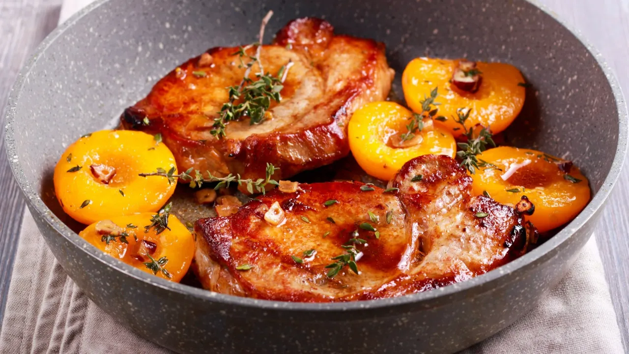Schab z brzoskwiniami i tymiankiem na obiad. Pyszny pomysł, co zrobić ze schabu na obiad, w jednej patelni.