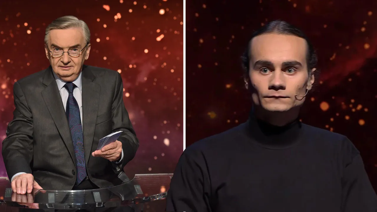 Starszy pan z kartami i młody mężczyzna w czarnym golfie. Kto wygrał jeden z dziesięciu?