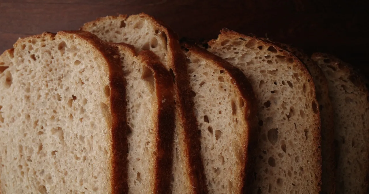 Kromki chleba orkiszowego, idealne na zdrową przekąskę. Zastanawiasz się, ile kalorii ma kromka chleba orkiszowego?