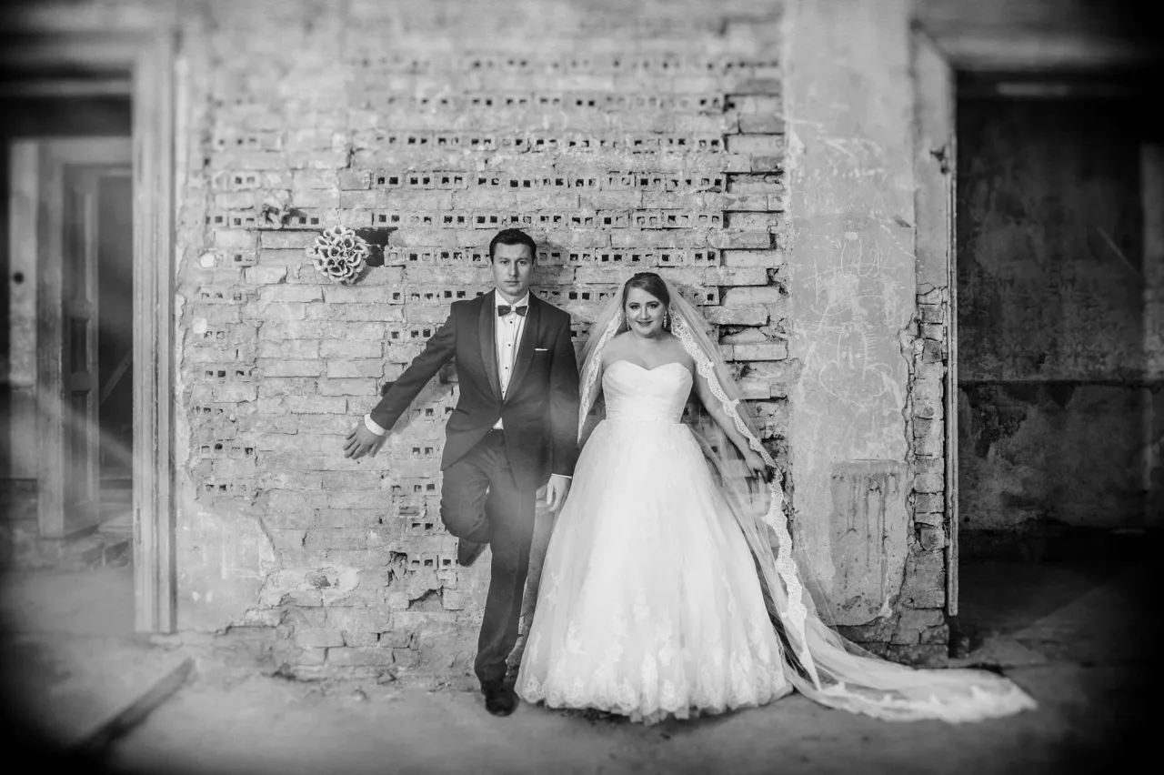 Para młoda rozmawiająca z fotografem ślubnym