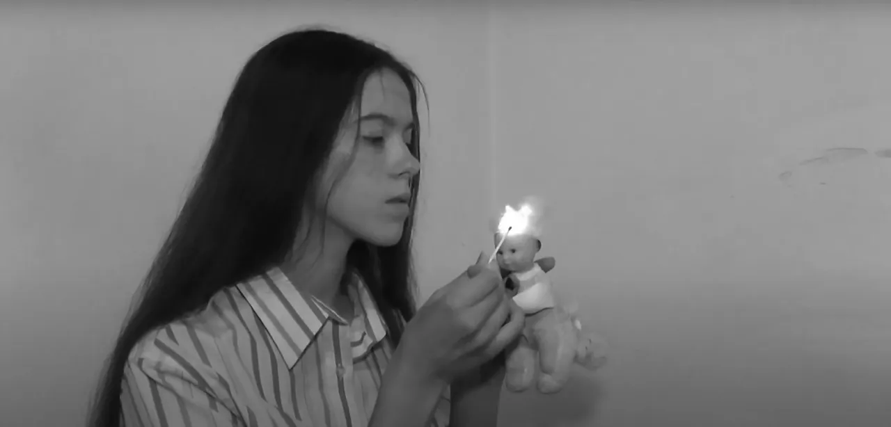 Samotna kobieta w nowym, obcym mieście, walizka, melancholia