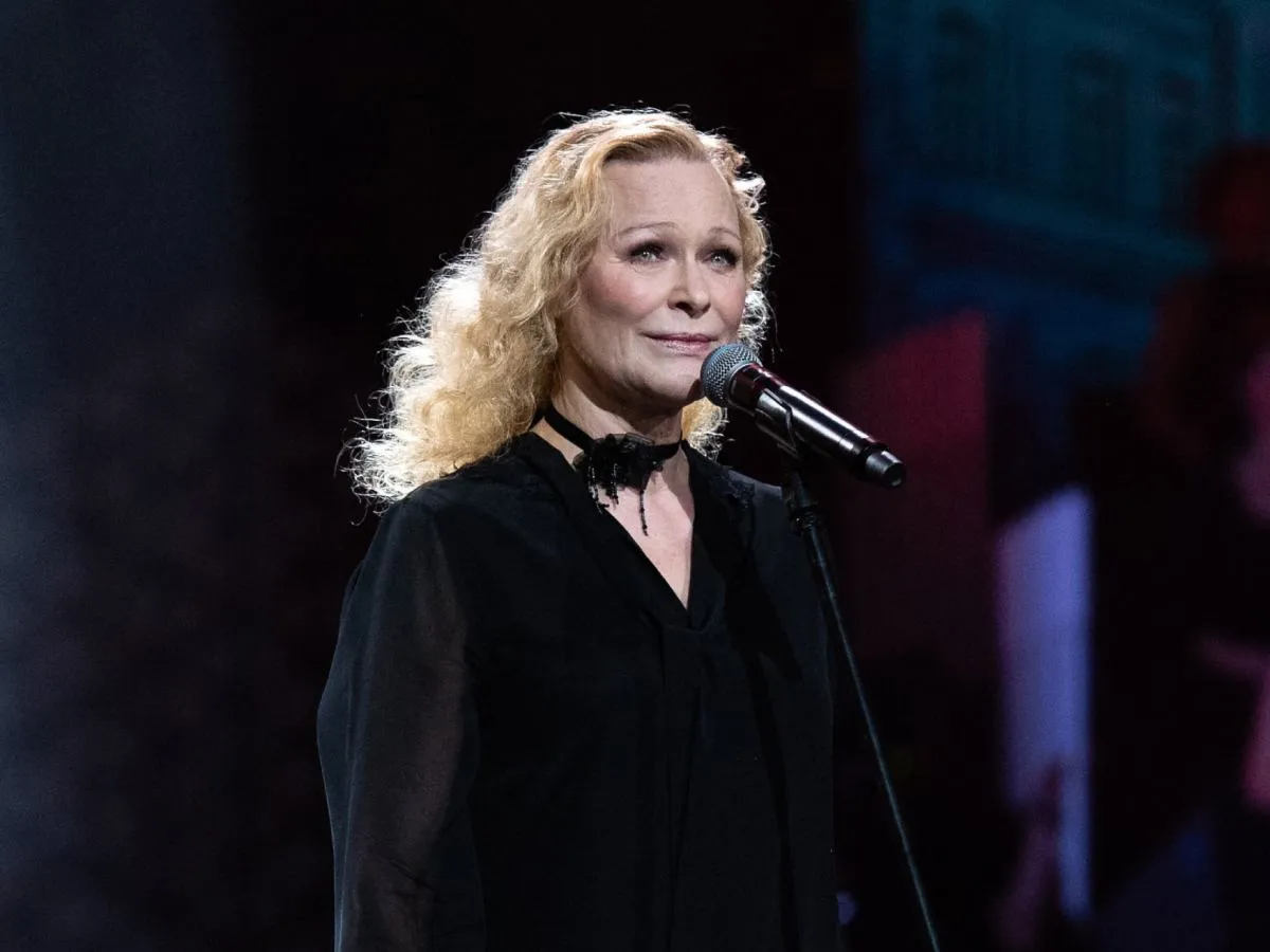 Kto śpiewa piosenkę w filmie Kogel Mogel? To ona, z mikrofonem w dłoni, na scenie.