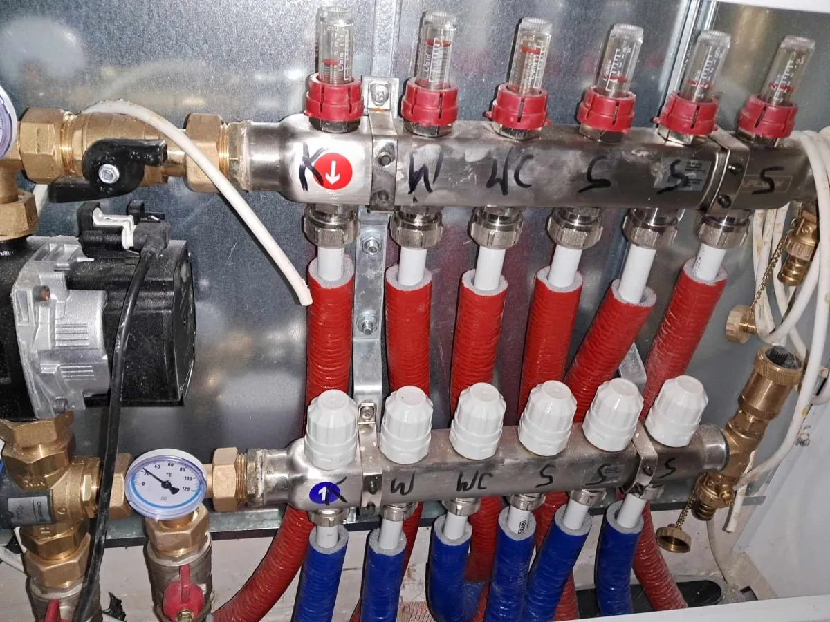 Rozdzielacz podłogówki z przepływomierzami. Regulacja zaworów pomoże jak zwiększyć przepływ w podłogówce, zapewniając optymalne ogrzewanie.