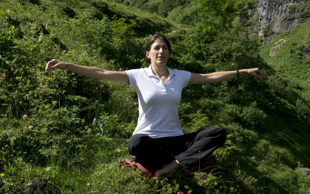 Menschen beim Waldbaden oder Yoga in den Bergen
