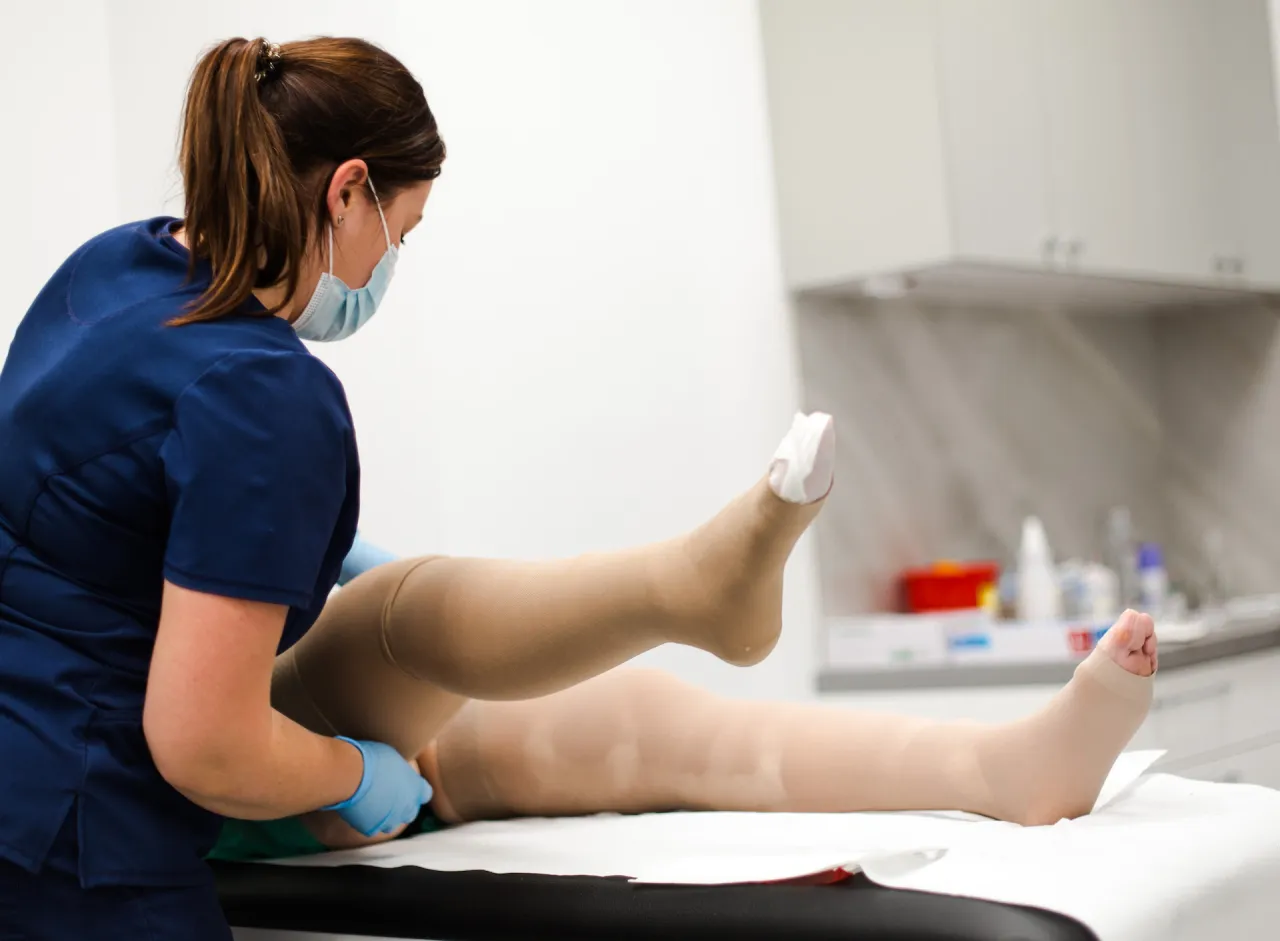 kobieta w pończochach uciskowych po zabiegu skleroterapii