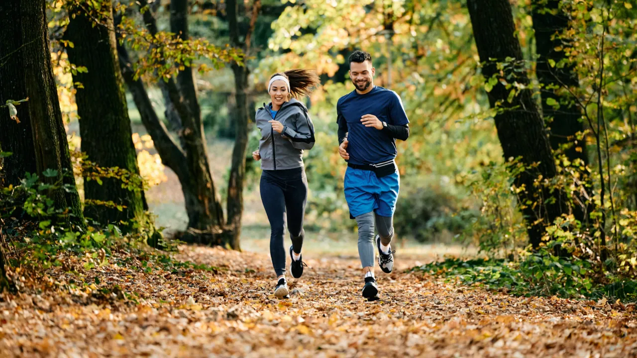 Läufer beim langen Dauerlauf in der Natur