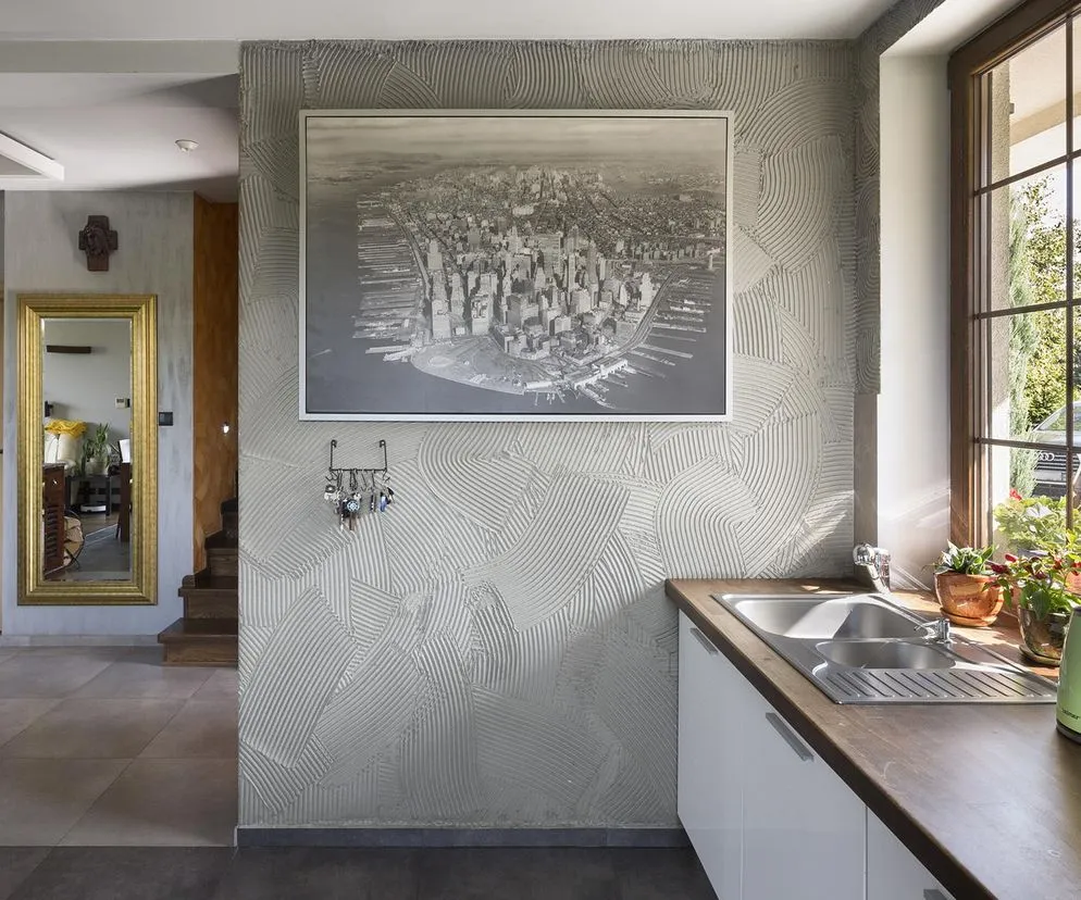 przykłady nowoczesnych tynków dekoracyjnych na ścianie