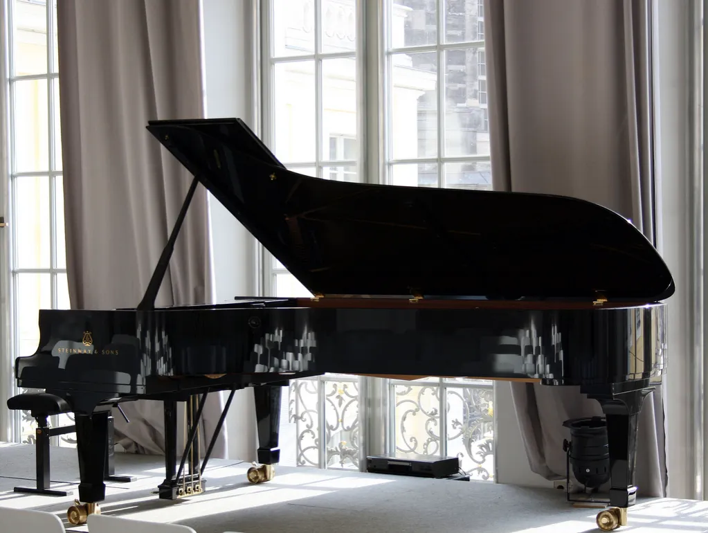 Cztery fortepiany koncertowe Steinway Yamaha Kawai Fazioli