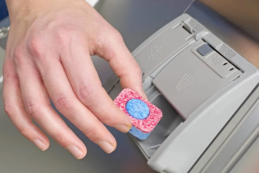 zablokowany dozownik zmywarki przez naczynie